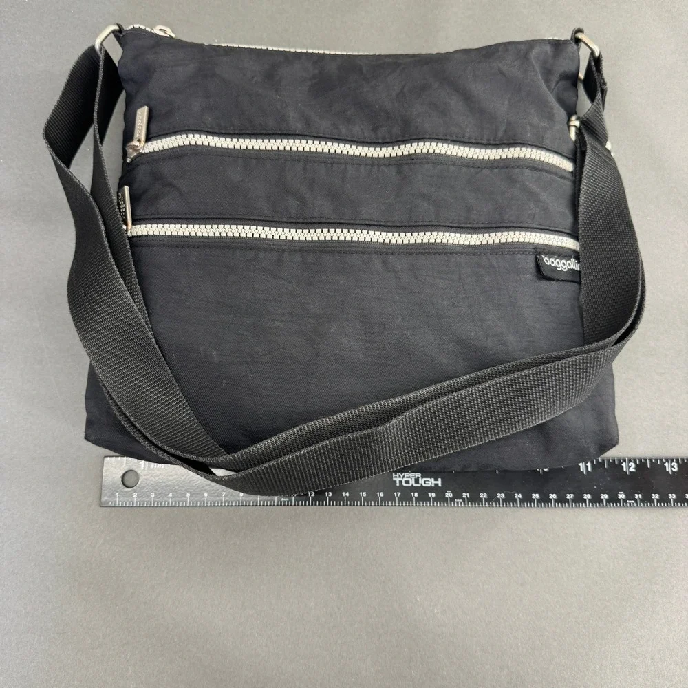 Baggallini Black Nylon Crossbody Bag Silver Zipper Multi Pocket Travel Messenger